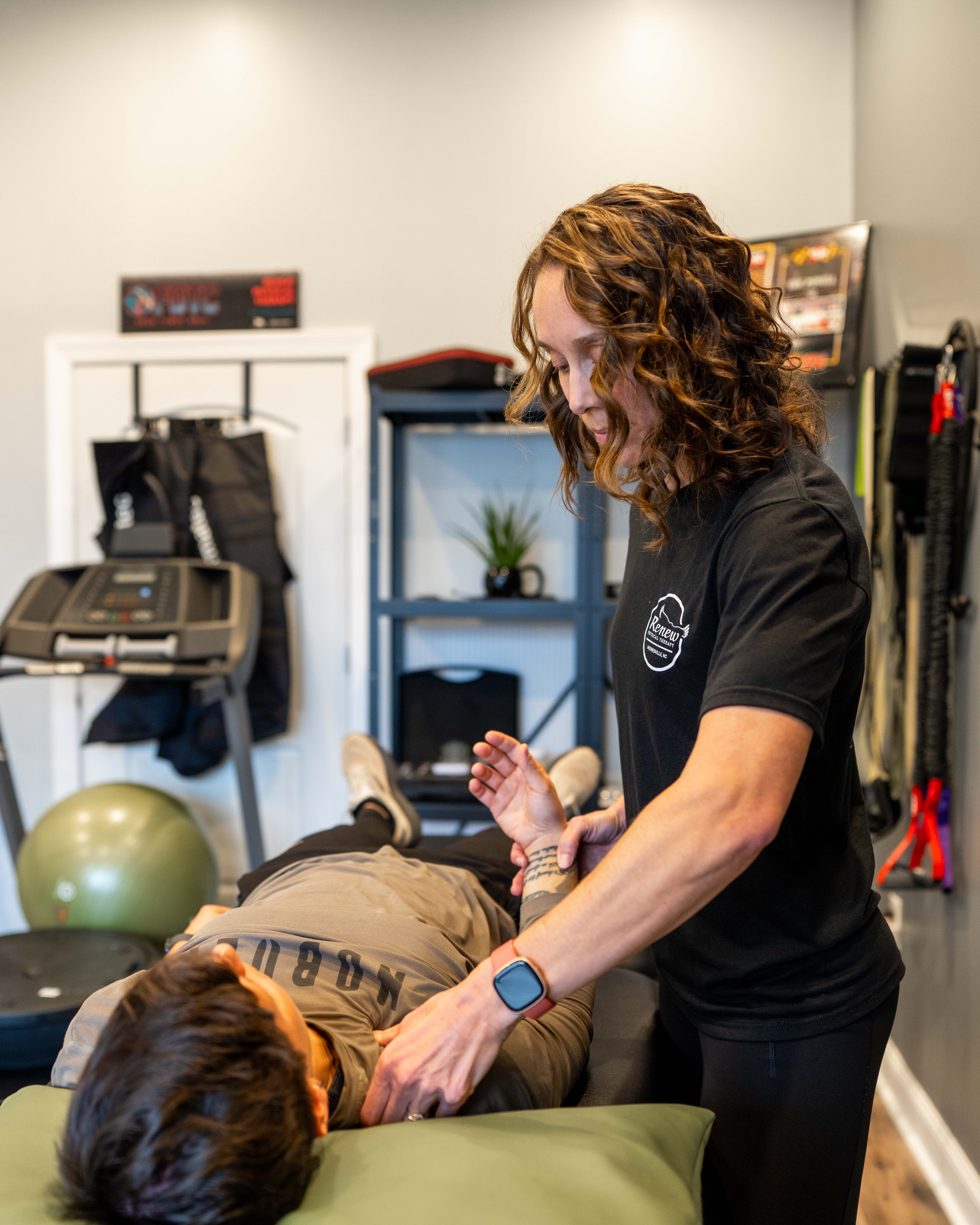 Patient working with a provider at a performance physical therapy clinic in Mooresville